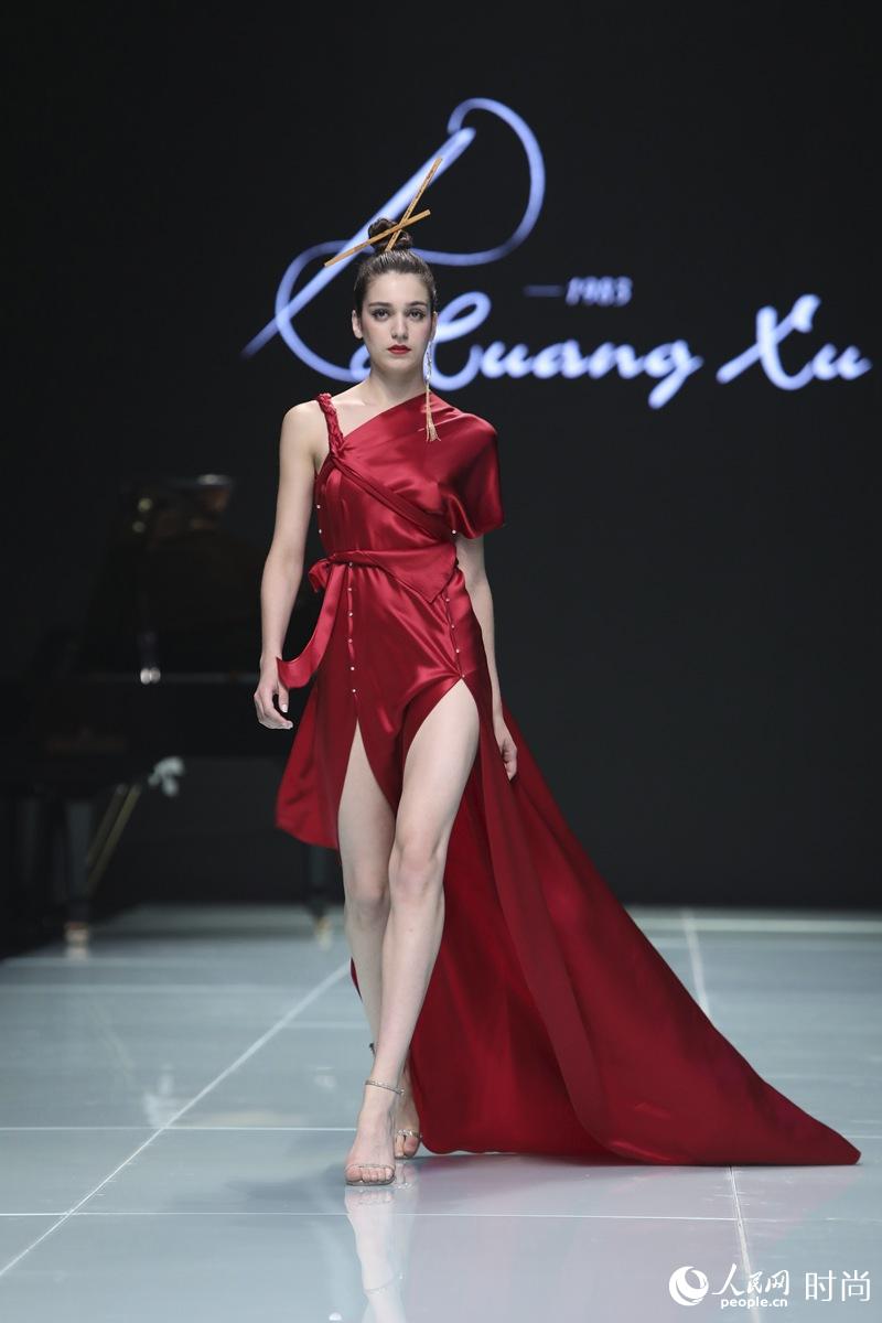 北京时装周开幕首秀 中国传统文化元素融入高定设计【4】