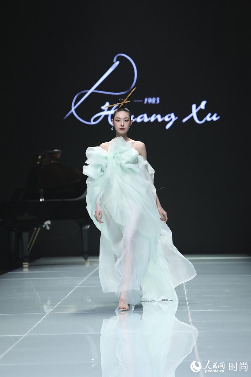 北京时装周开幕首秀 中国传统文化元素融入高定设计【8】