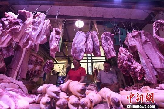 9月4日，重庆主城区的一家农贸市场内，商贩正在摆放猪肉。近期，猪肉价格接连上涨。据了解，重庆各大商超猪里脊肉每斤售价在28元左右，精品三线肉每斤25元左右。中新社记者 陈超 摄