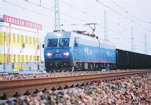 世界最长重载铁路浩吉铁路开通