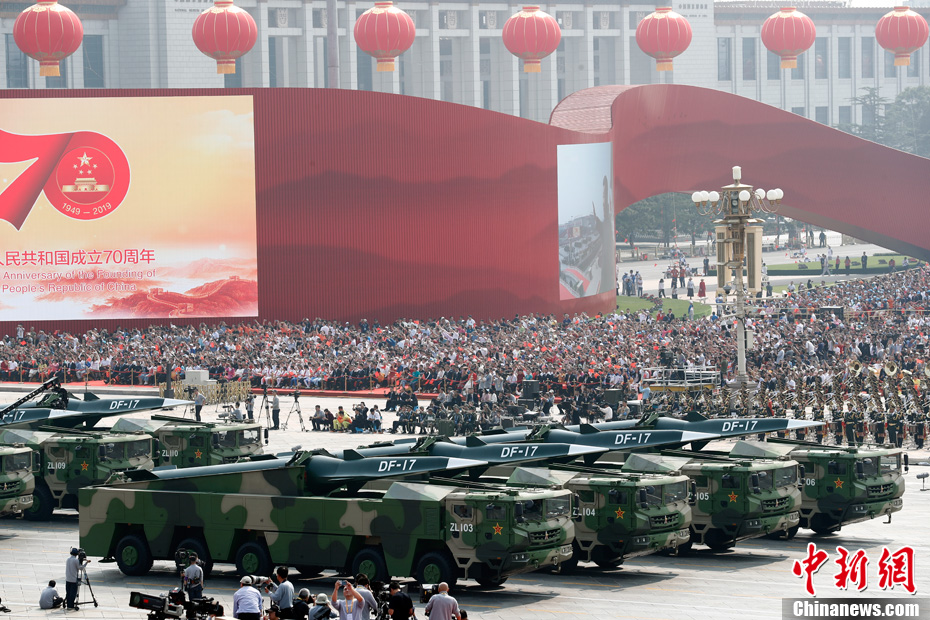 庆祝中华人民共和国成立70周年大会装备方阵接受检阅