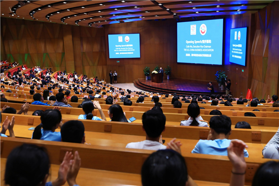 第五届美中杰出贡献奖颁奖盛典在郑州西亚斯学院举行