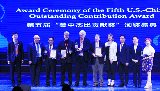 第五届美中杰出贡献奖颁奖盛典在郑州西亚斯学院举行