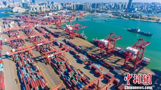 今年上半年海南货物进出口总额同比增长27.7%，图为海口秀英港集装箱码头。　骆云飞　摄