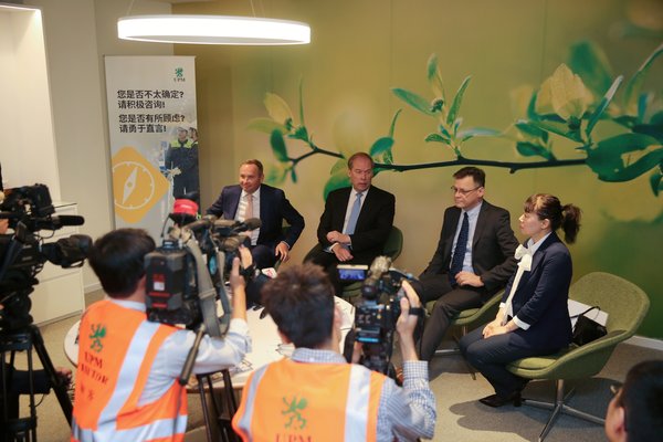 芬兰驻华大使肃海岚先生(左二)、UPM特种纸纸业亚太区高级副总裁柏特利先生(左一)、UPM 特种纸纸业常熟纸厂总经理Jukka Saarelainen先生(右二)与UPM 特种纸纸业利益相关方关系总监马源源女士(右一)接受媒体采访