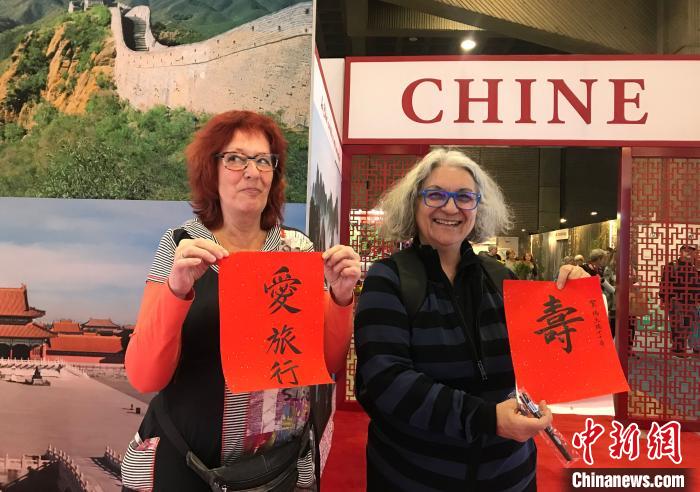 中国书法又“俘获”两位“粉丝”。中国驻多伦多旅游办事处供图