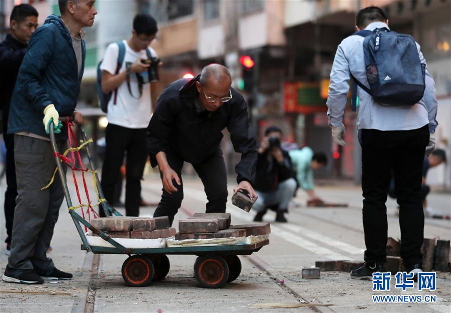 无惧暴力威胁 携手恢复秩序—香港市民清晨自发清理路障