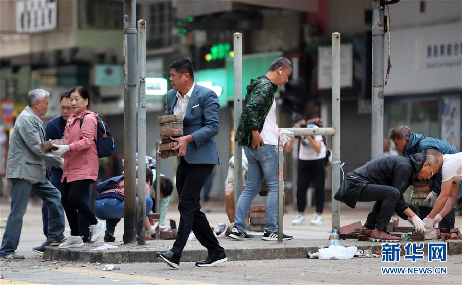 （XHDW·图文互动）（3）特写：“无惧暴力威胁，携手恢复秩序”——香港市民清晨自发清理路障