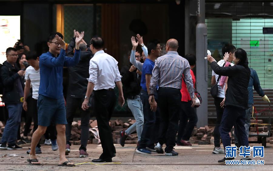 （XHDW·图文互动）（8）特写：“无惧暴力威胁，携手恢复秩序”——香港市民清晨自发清理路障