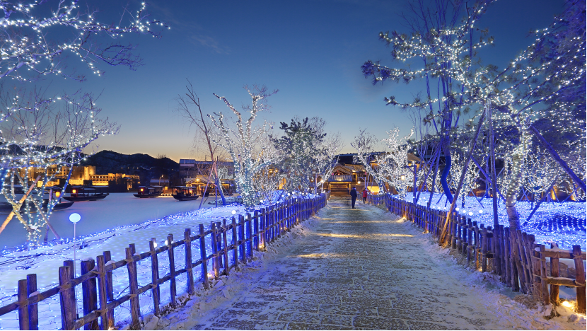 在长城下的圣诞小镇,邂逅冬日仙境童话 - 中国日报网