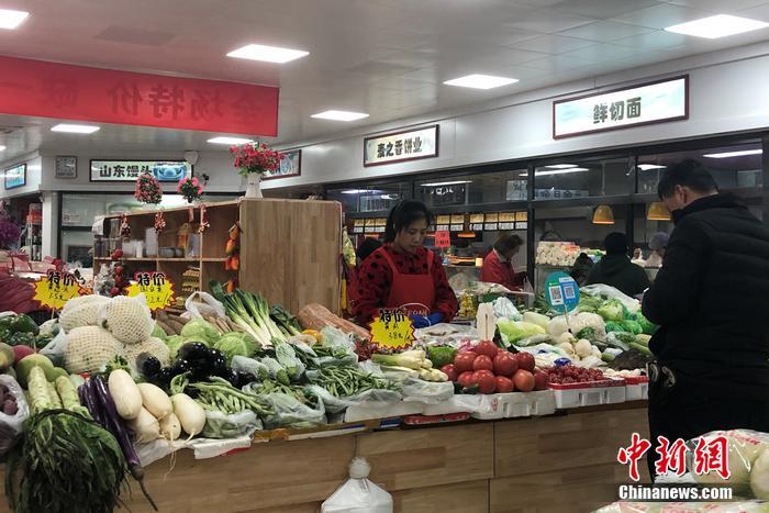 图为北京市西城区一小型便民菜市场。 左宇坤 摄