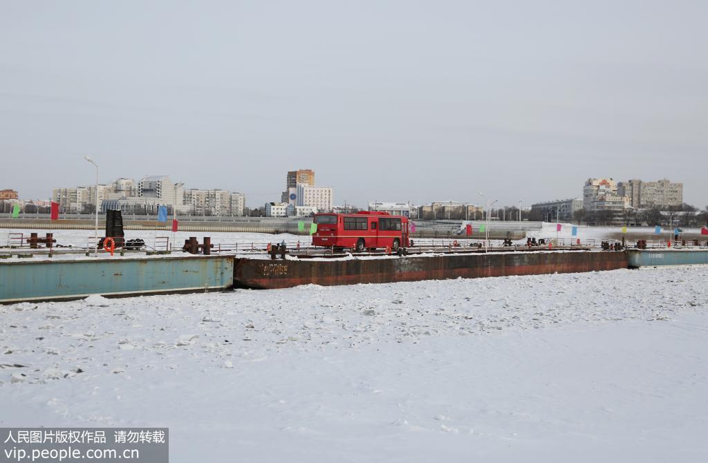 2019年12月4日，客车从中俄浮箱固冰通道出境。
