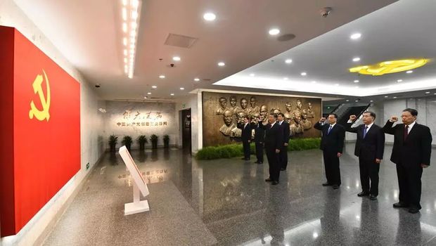 习近平批形式主义：“再这么搞，没收打字机！”