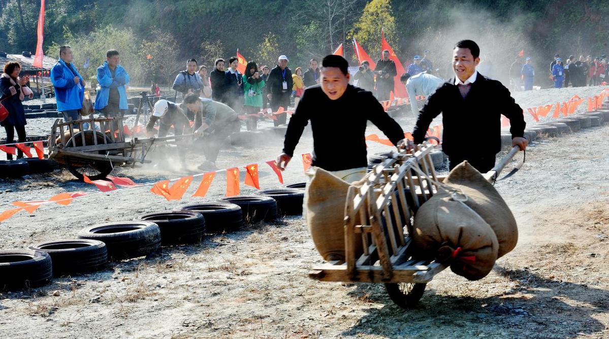 12月14日,参加2019年江西省首届农民趣味运动会独轮车运粮选手正在