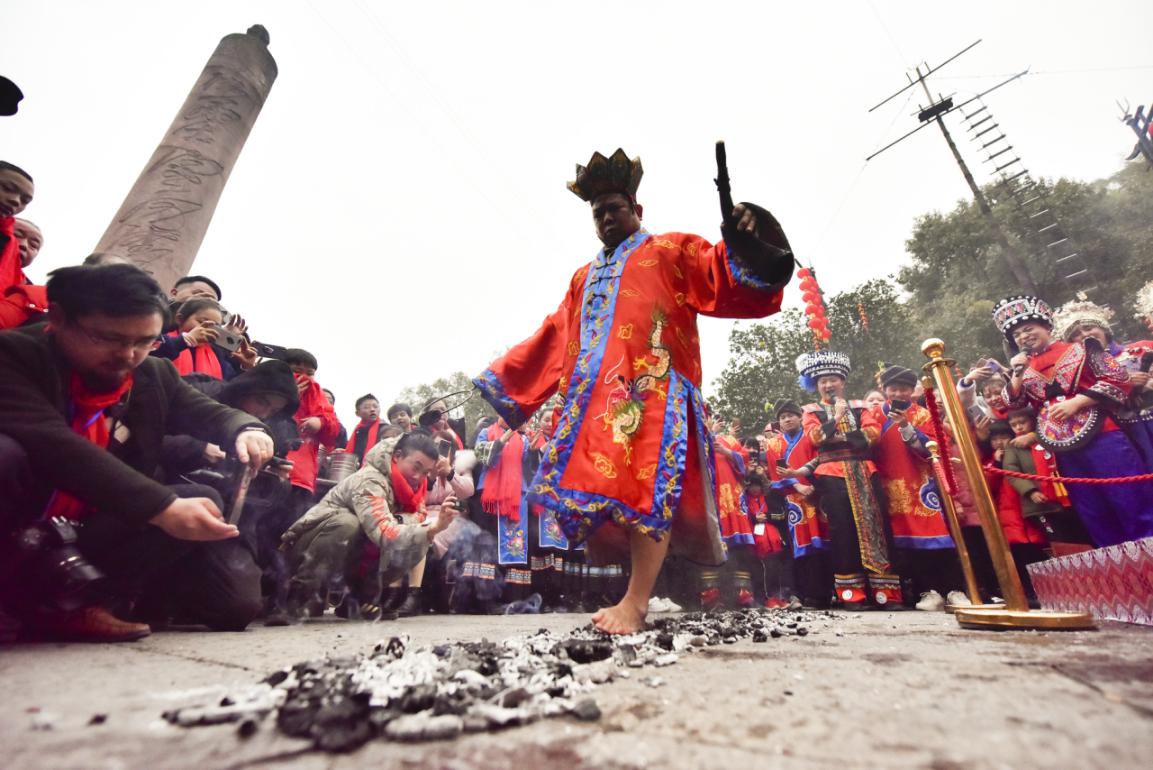 启动仪式上,土家梯玛大师举行了新年祈福仪式,现场所有人戴上红色围巾