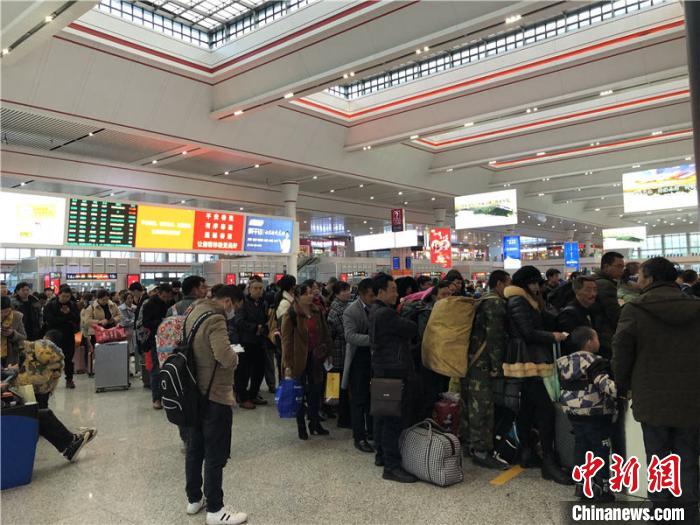 “80后”记者铁路春运记忆：回家的心情不变