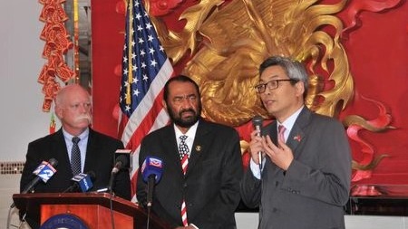 休斯敦总领事蔡伟与美国国会议员介绍疫情稳定社区人心 - 中国日报网