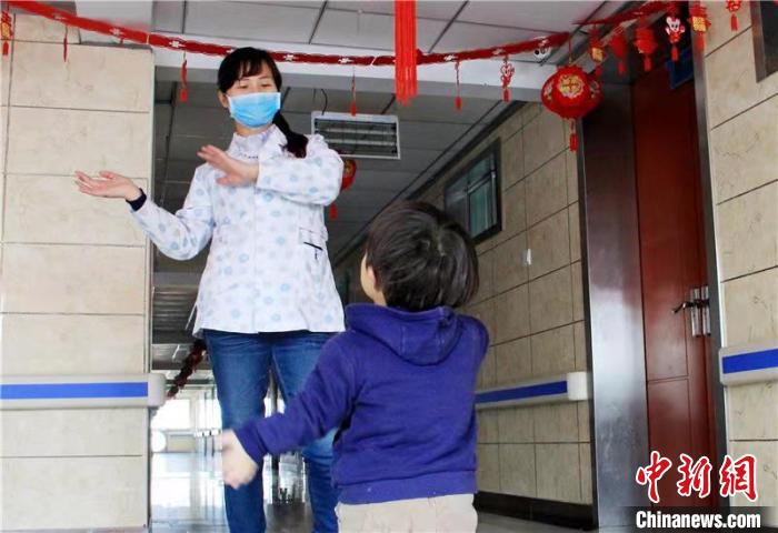探访兰州福利院：“妈妈”热心肠守护“残缺天使”