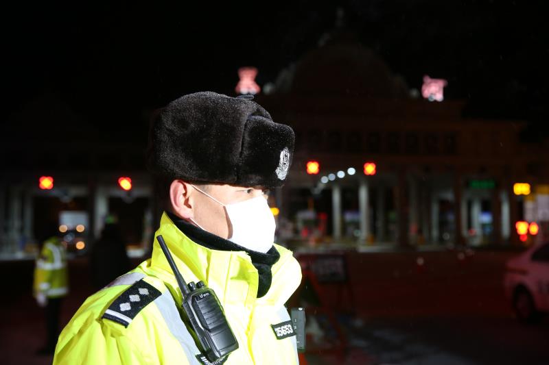 口罩给晕厥的志愿者做人工呼吸"火了",网友纷纷称赞他是"黑河好警察"