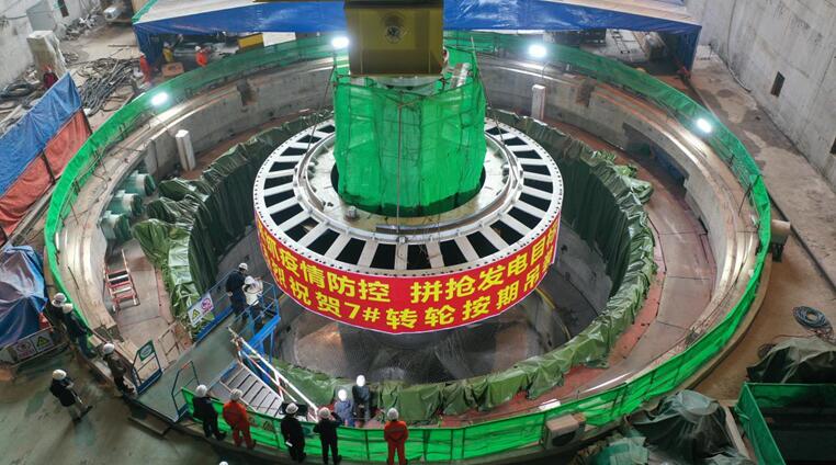 大藤峡工程水轮发电机组转轮如期吊装成功