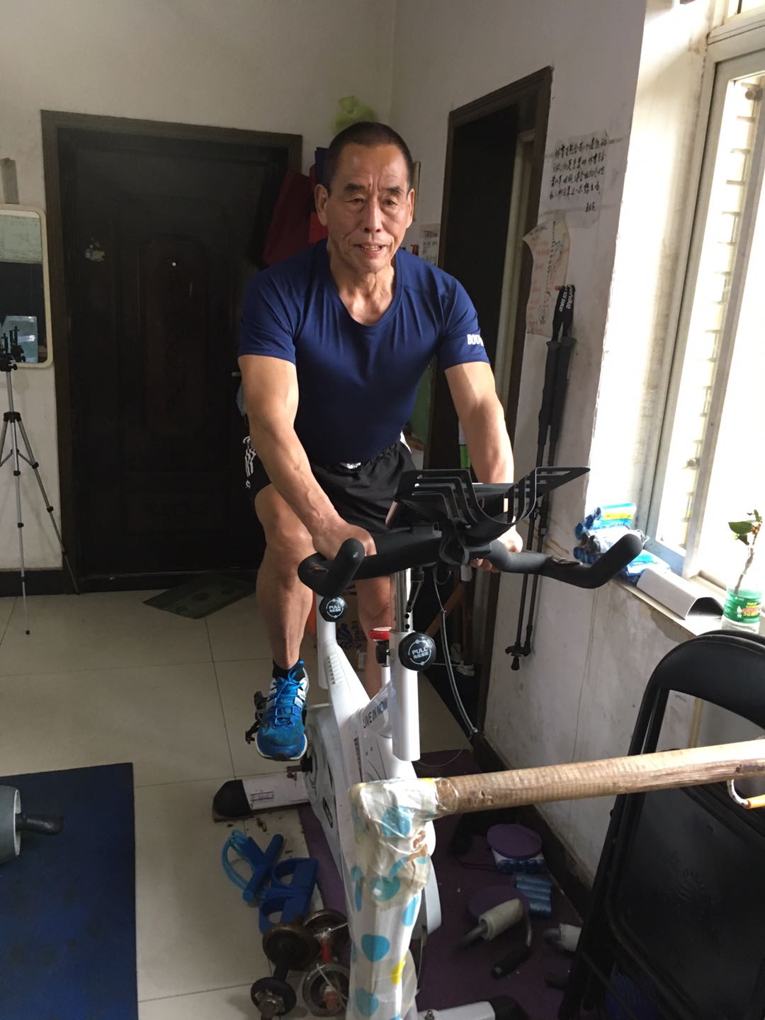 孙大爷在家锻炼.