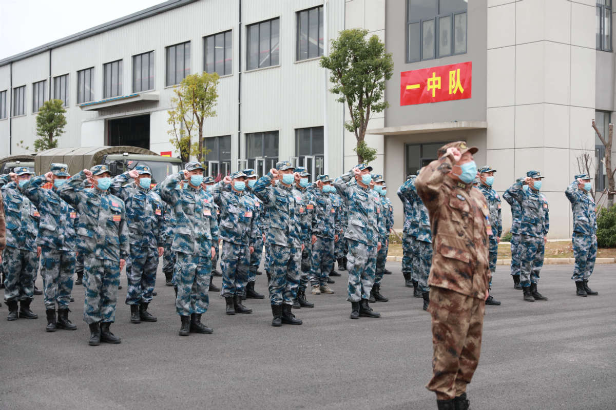 驻鄂部队抗击疫情运力支援队举行首批火线入党仪式(粟毅 摄)驻鄂部队