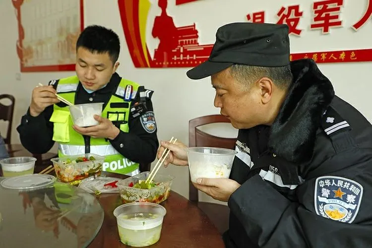 警察在路边吃饭图片