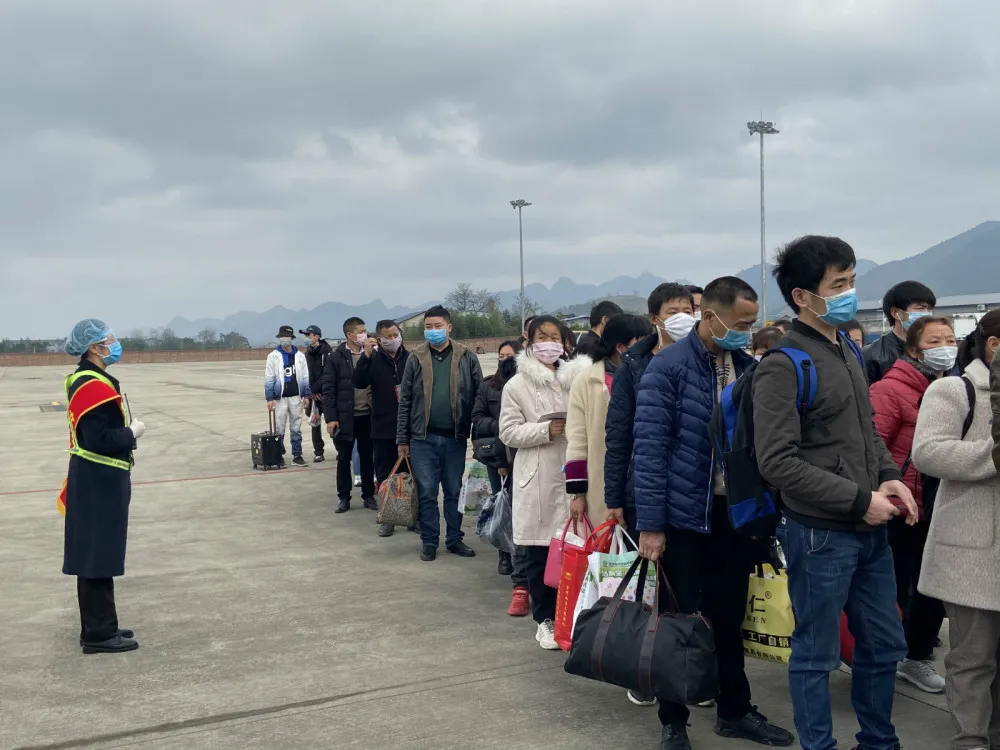 遵義新舟機場首架復產包機搭載170名農民工飛往溫州