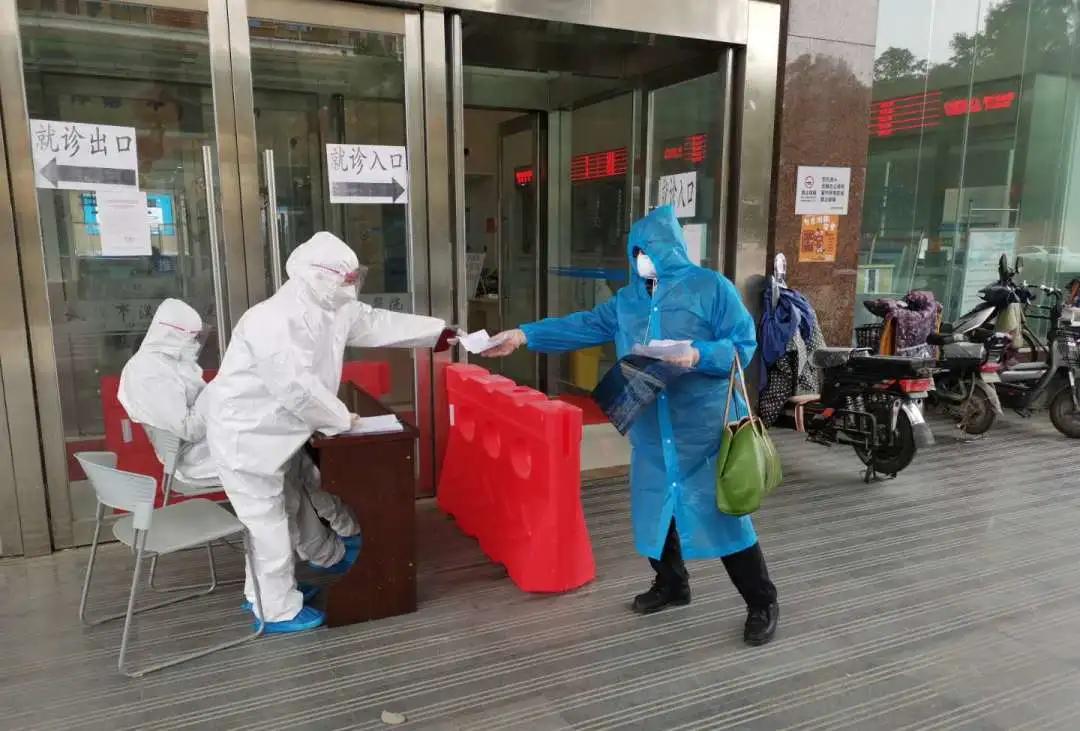 马玉微在医院门口引导就诊