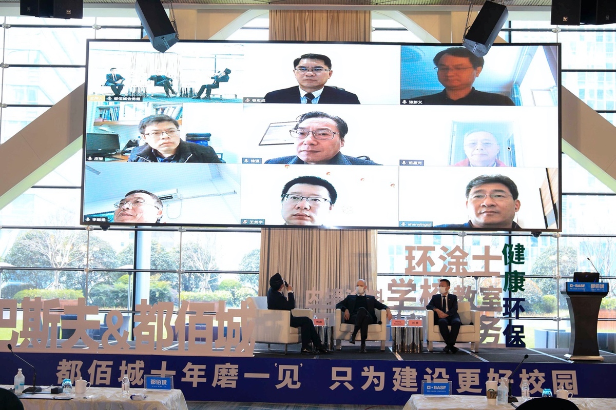 图片包含 建筑物, 室内, 人员, 窗户描述已自动生成