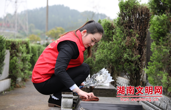 娄底志愿者正在擦拭墓碑.图片来源:湖南文明网