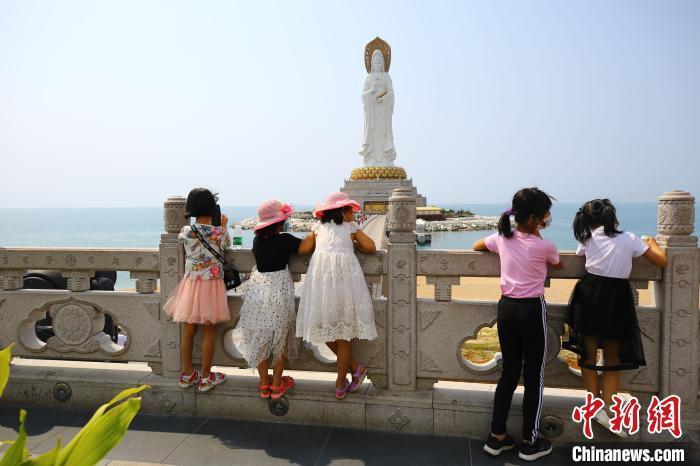  4月6日，几名小朋友在三亚南山景区游览。　陈文武 摄