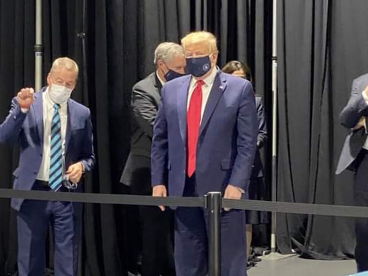 不戴口罩的美国总统特朗普终于把口罩戴上了!
