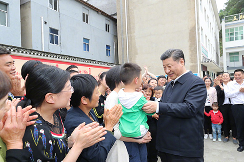 习近平总书记在宜昌市许家冲村与村民亲切交谈。（图片来源 新华网）