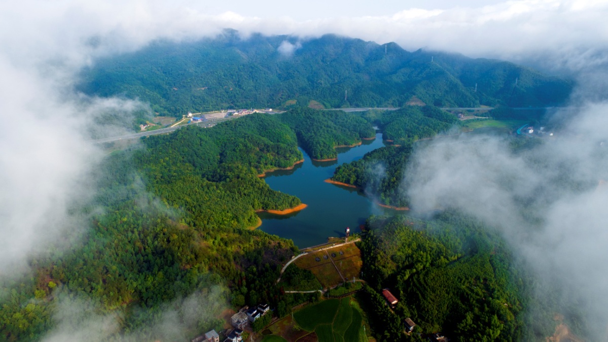 江西万载雨后水库云雾缭绕美如仙境