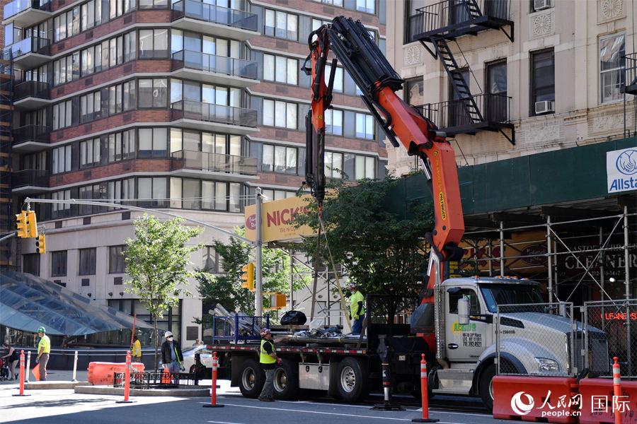 6月8日，纽约市重启。建筑工人在曼哈顿一处工地工作。 李凉 摄