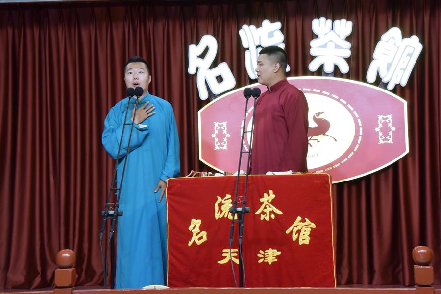 6月6日晚,天津名流茶馆的相声演员在付费直播《名流名家逗你玩》