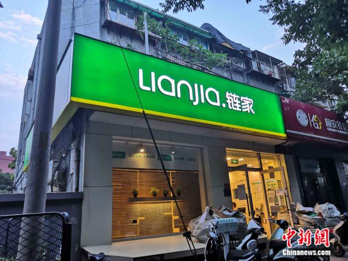 6月22日，北京西城区的一家房地产中介门店正在营业。 彭婧如 摄