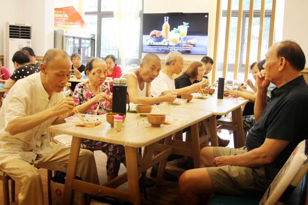 启动,作为首批试餐点,东风路街道砚瓦池社区居家养老服务中心和善孝堂