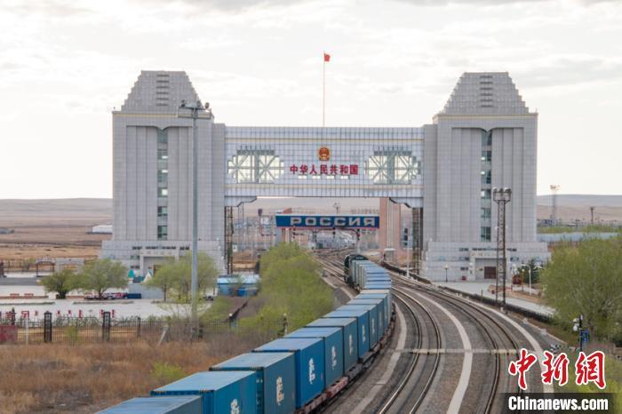 中国最大陆路口岸站上半年过境中欧班列破1500列