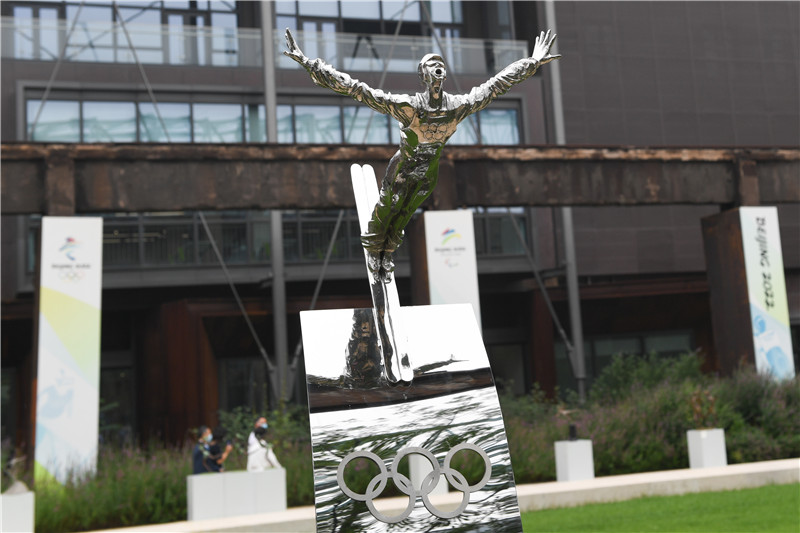 这是展出的雕塑作品《高台跳——轻舞飞扬》（7月13日摄）。