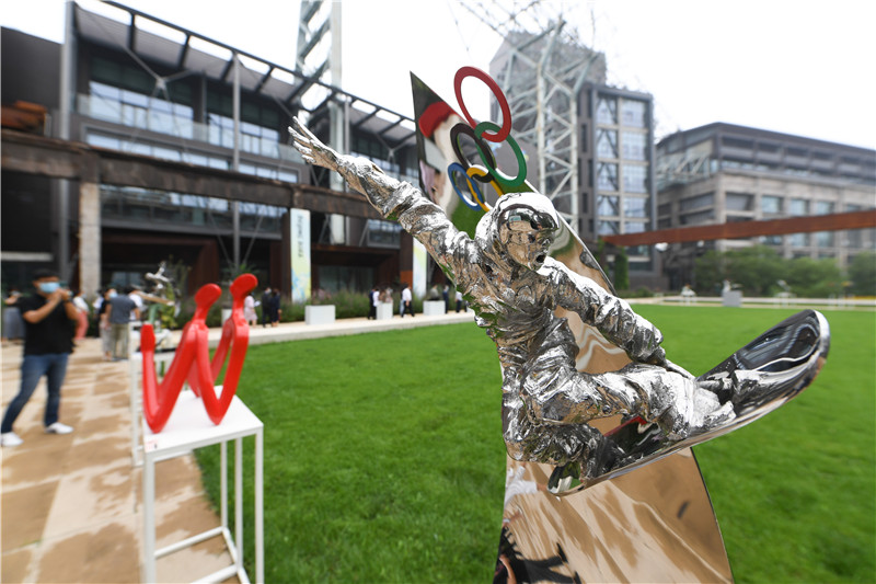 这是展出的雕塑作品《单板滑雪——腾飞》（7月13日摄）。