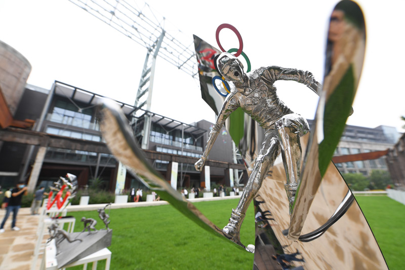 这是展出的雕塑作品《自由式滑雪——翱》（7月13日摄）。