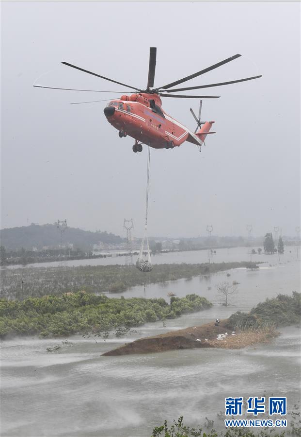 （社会）（2）湖北阳新：直升机空投网兜石块封堵富河溃口