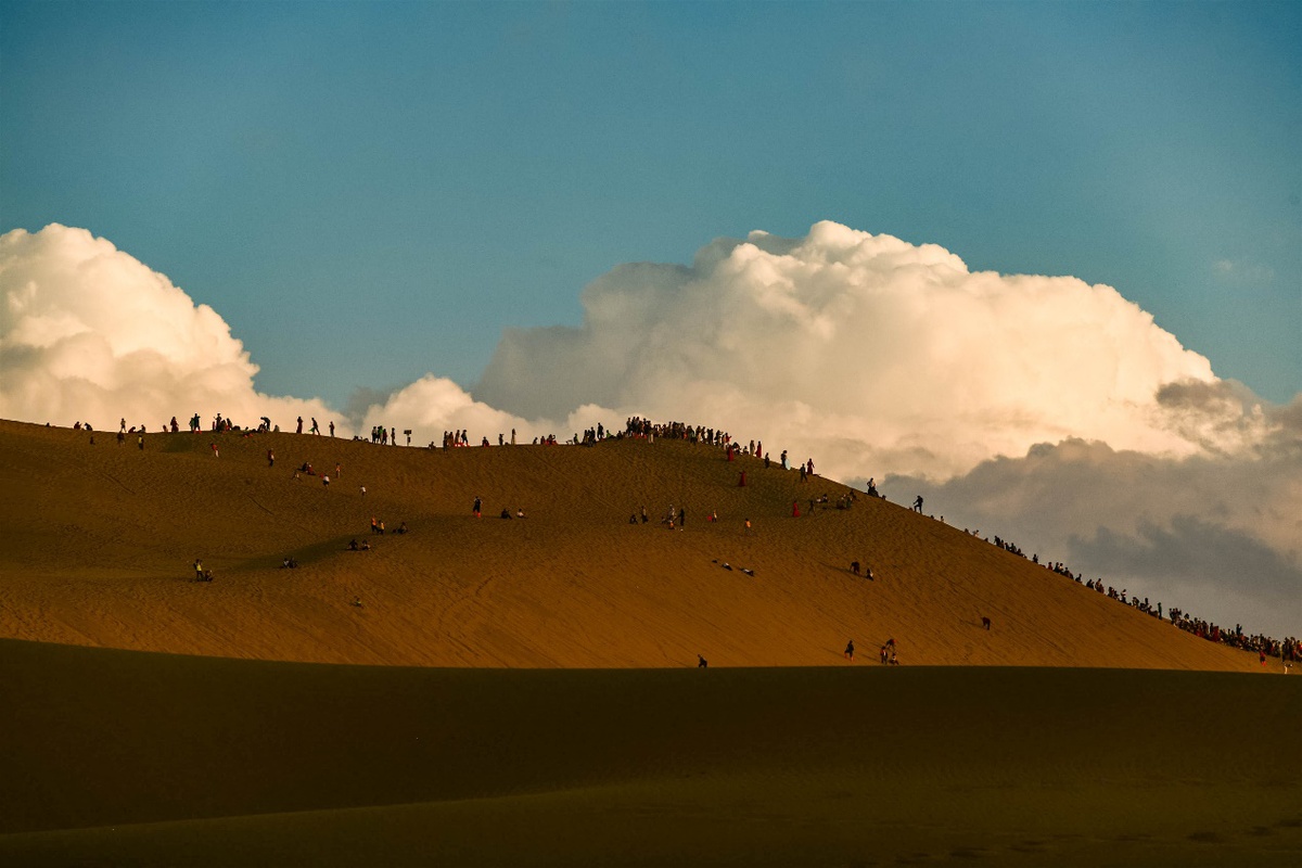 甘肃敦煌:大漠秋景如诗如画引客来