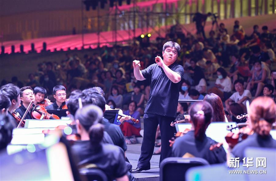 （文化）（4）天津大剧院举办首场大型户外交响音乐会