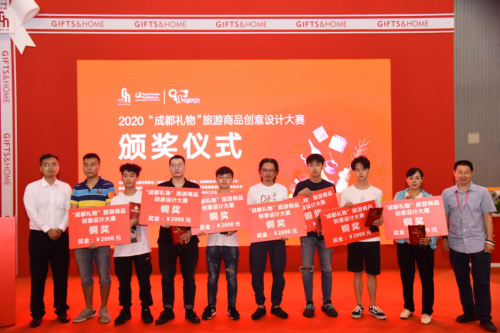 青白江十二针绣坊“中欧班列”荣获双奖