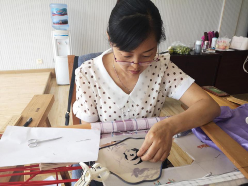 青白江十二针绣坊“中欧班列”荣获双奖