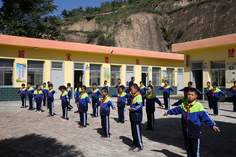 9月7日,甘肃省镇原县方山乡贾山村小学,学生们准备做课间操
