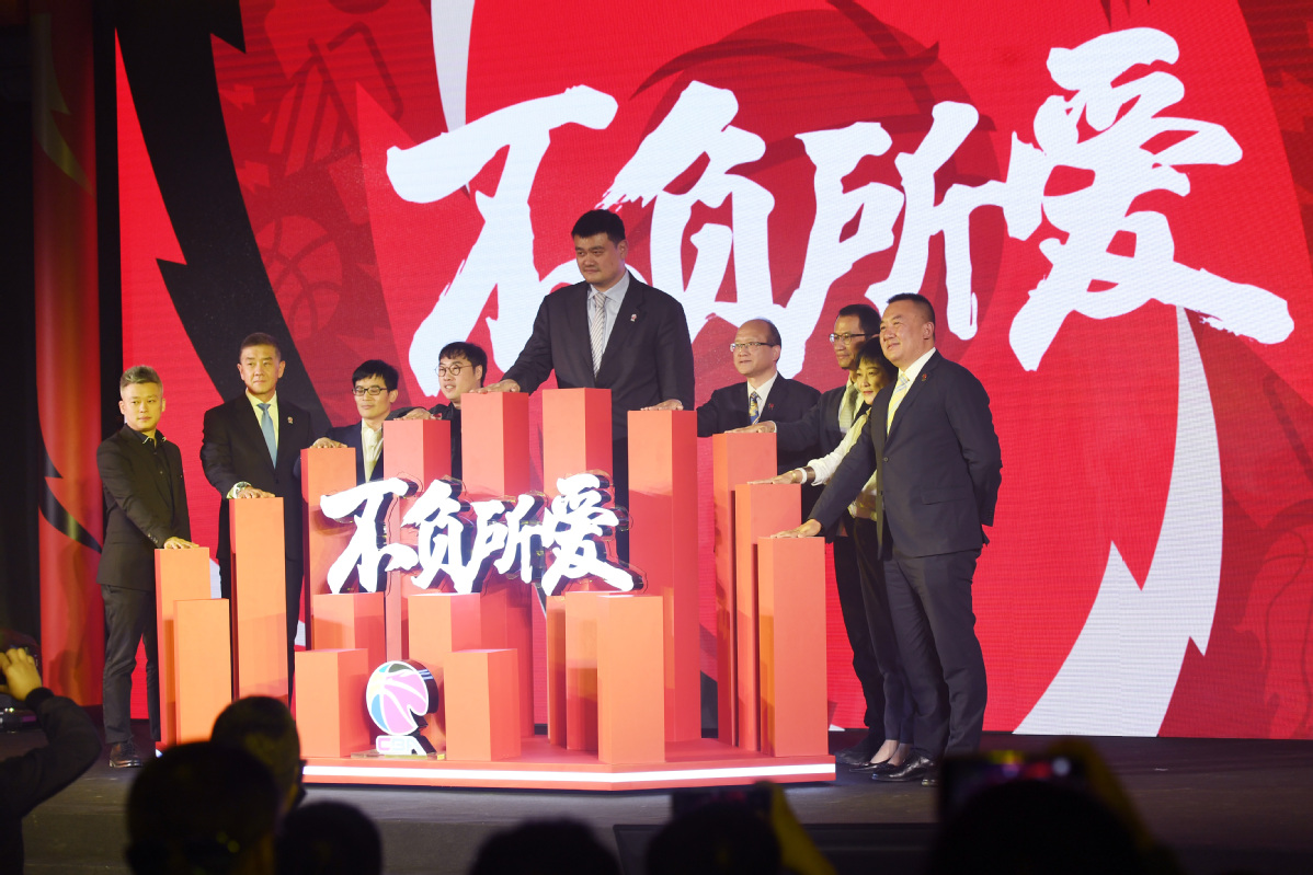 CBA联盟CEO张雄（左）给诸暨赛区授旗